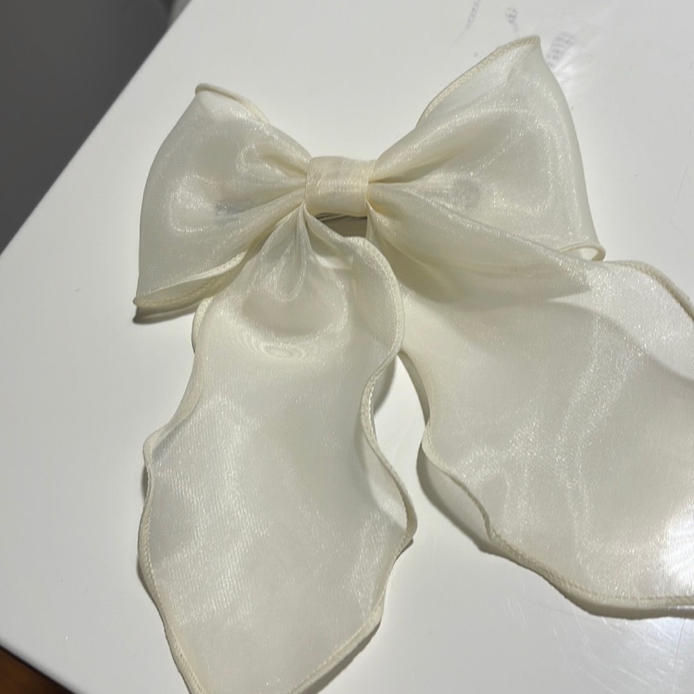 Emi Jay bow clip in oyster